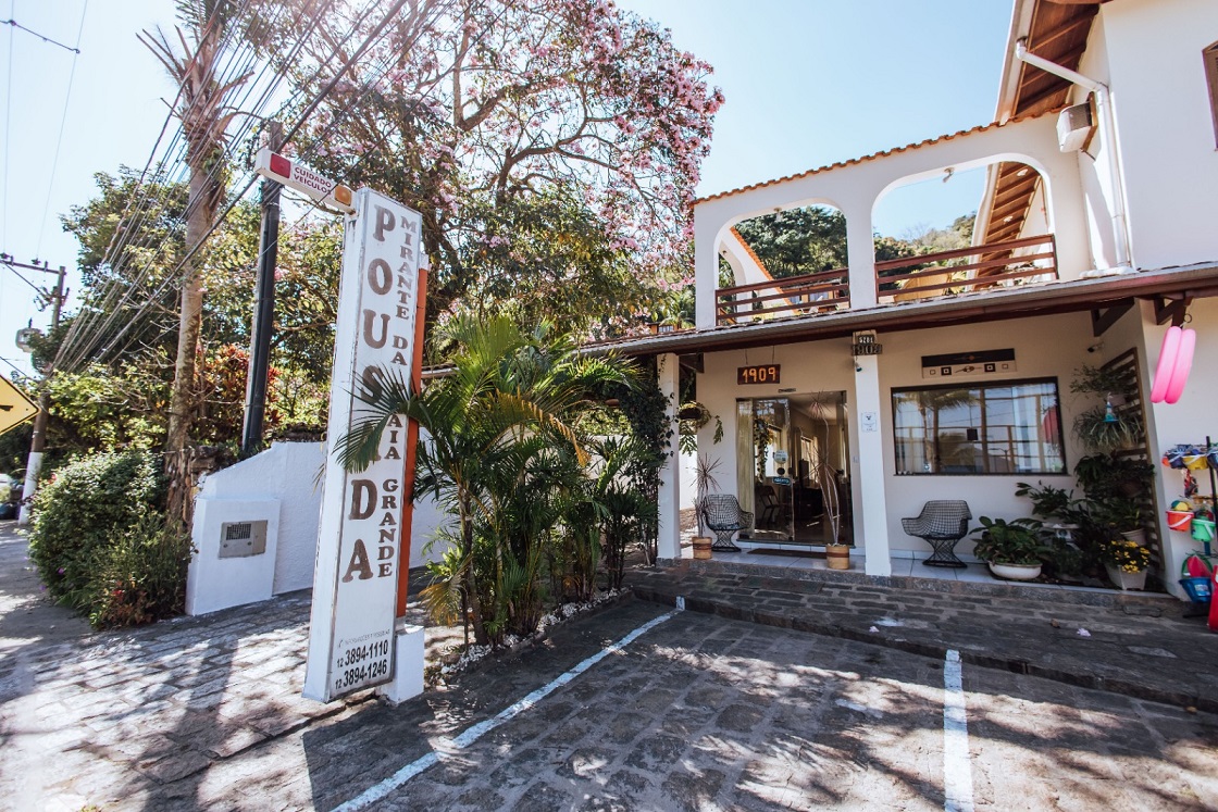 O Espetáculo do Pôr do Sol na sua Varanda!
A Velinn Pousada Mirante da Praia Grande Ilhabela oferece uma experiência única no sul da ilha.

Localizada na avenida principal, nossa pousada é o ponto de encontro entre a praia e a montanha. Aqui, você está